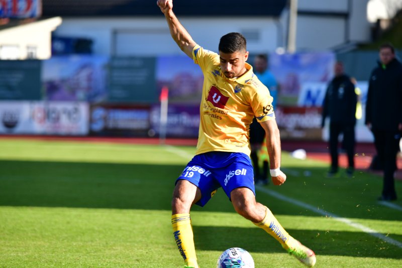 Iman Mafi setter corneren og vi går opp i ledelsen. Foto: Helge Olsen.