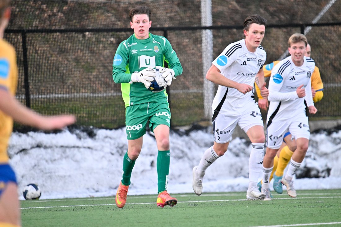 Her står Anders i mål mot Arendal Fotball forrige helg og imponerte mange. Stillingen ble 2-2.Foto: Helge N. Olsen