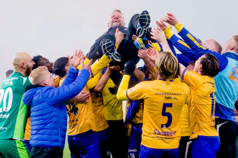 Arne Sandstø vil være en legende i Jerv og skrive seg inn i historiebøkene. Her blir han kastet i været etter opprykket til Eliteserien på Intility Arena i Oslo. Foto: Heiko Junge / NTB