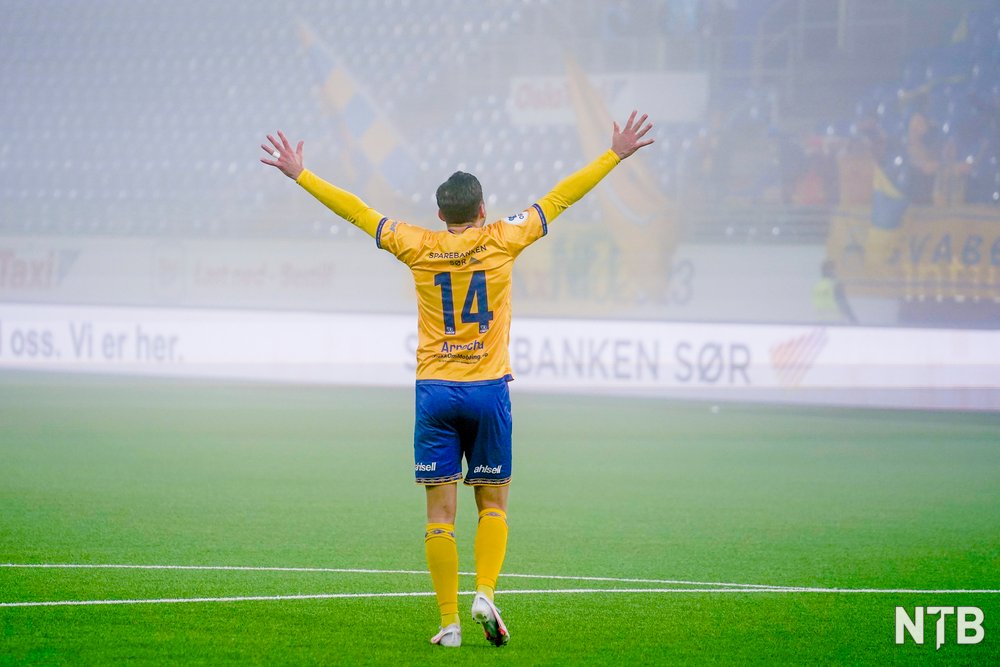 Her scoret Daniel Arrocha under straffesparkkonkurransen i kvalifiseringskampen til Eliteserien mot Brann på Intility Arena i 2021. Foto: Heiko Junge / NTB