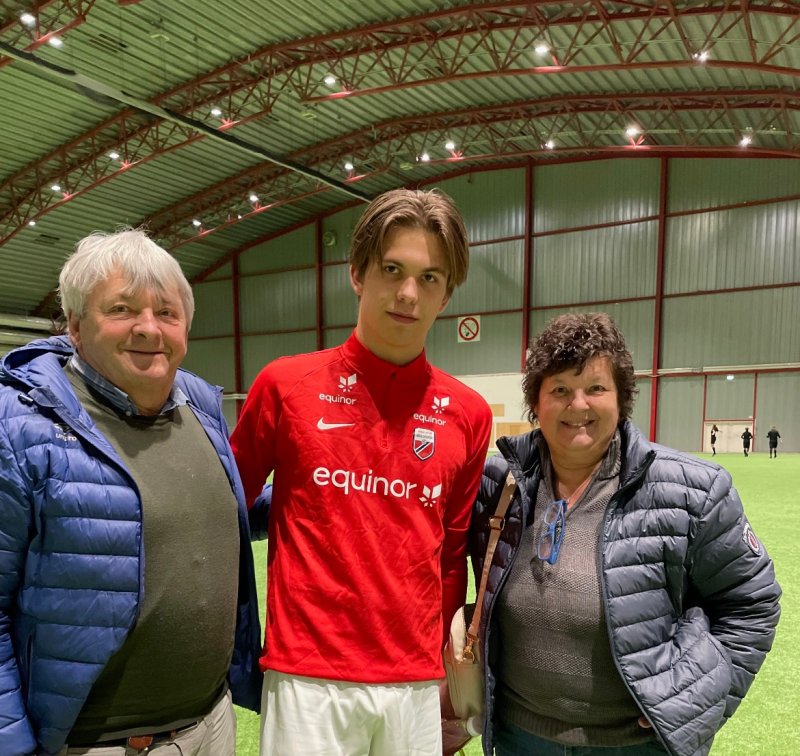 f.v morfar Petter Nordby, Jacob Helland Kjølsrud, og mormor Astrid Nordy kom for å støtte Jacob på samling.