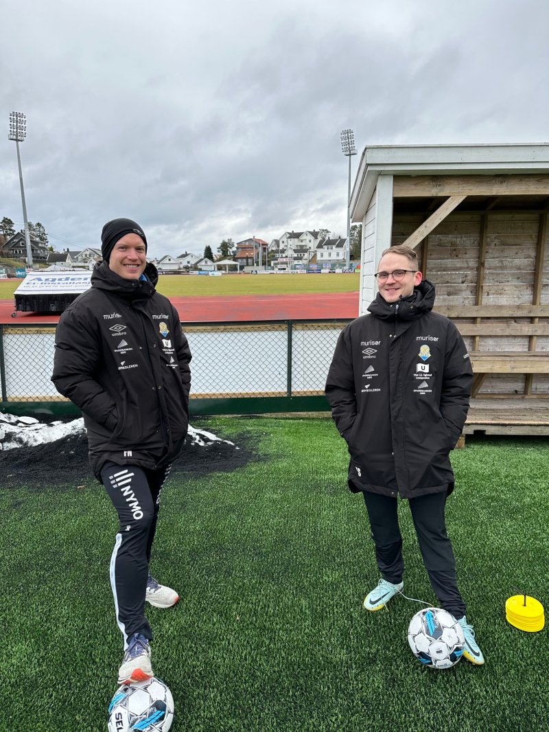 Fysjonterapeut for A-laget Fredrik Nett sammen med assistenttrener Thomas Sandstø før fotballøkten.